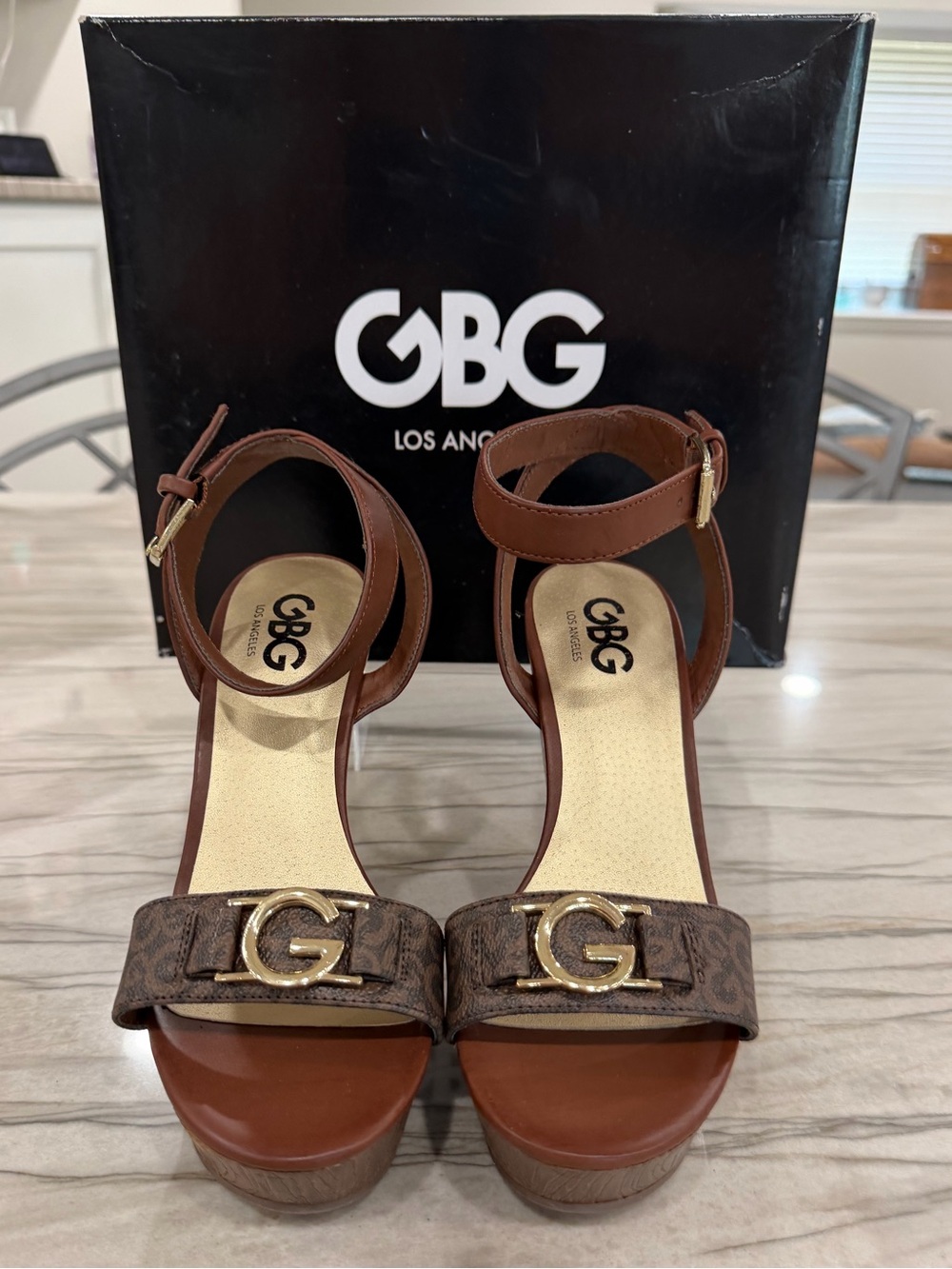 GBG Los Angeles by GUESS Selah Brown Logo Platform Heels Sandals Size 7.5